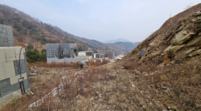 목록 1. 토지의 산 아래쪽(제시외 건물 7. 내지 12.쪽 방향)
