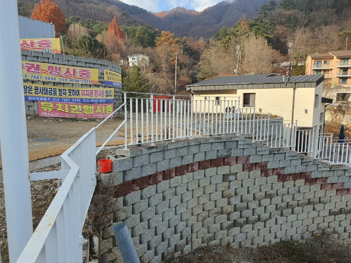 본건 토지 동측 끝부분 전경 및 평가외건물 ㉠