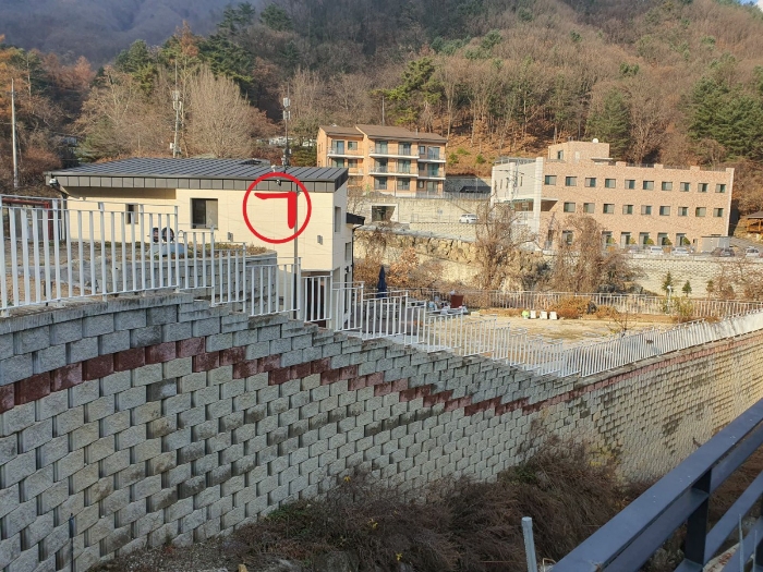 본건 토지 동측 끝부분 전경 및 평가외건물 ㉠