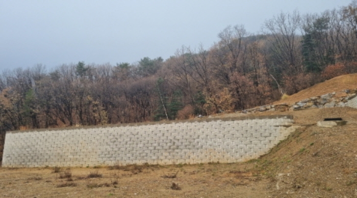 목록 5. 토지의 진입로 좌측 평탄화 부분의 축대모습