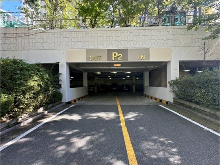 본건 단지내 지하주차장 출입구 전경