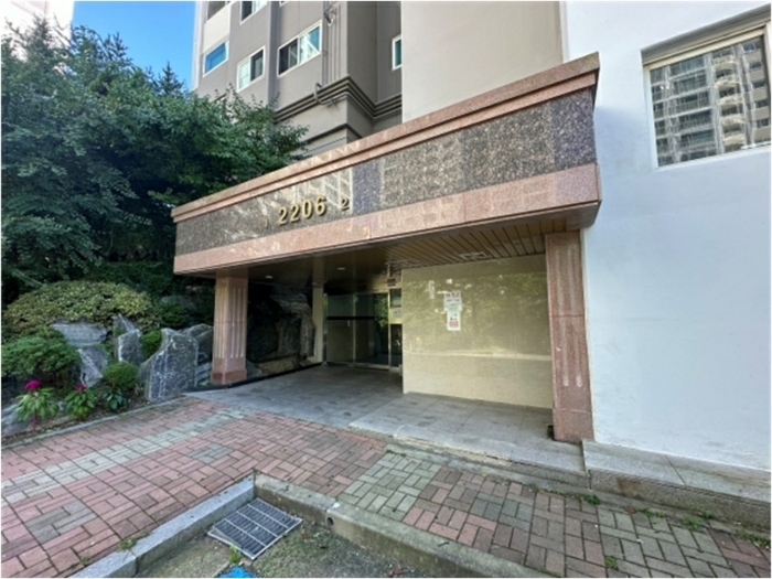 본건 건물(2206동) 1,2호 라인 지층(L층) 출입구 전경