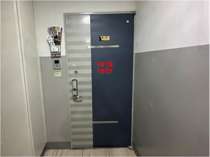 본건 출입문(701호) 전경