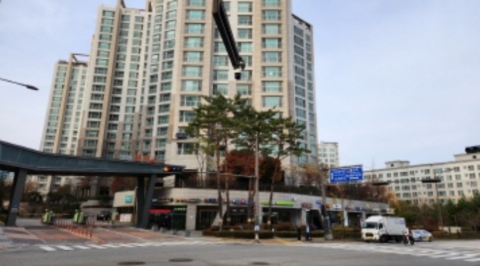 아파트단지 입구 상가 전경