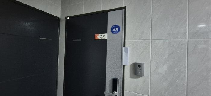 205호 현관