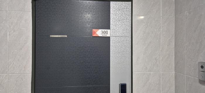 301호 현관