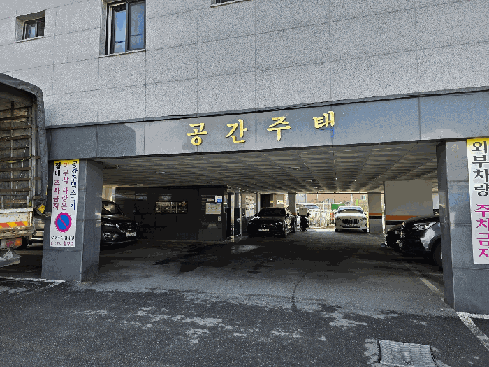 본건 건물 출입구 전경